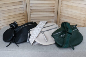 Nagyobb méretü városnézö táska, cserélhetö pánttal